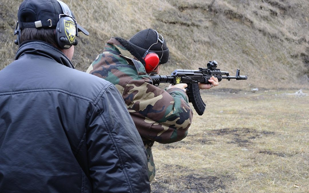 Dinas Damkar Tana Tidung Bersihkan Tumpahan Oli di Gudang